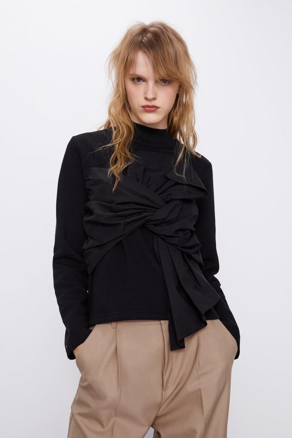 En negro, con lazada en la parte delantera, 22,95 euros.