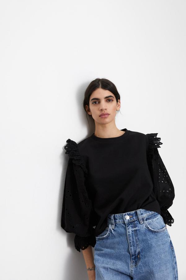 Sudadera con detalles calados ne las mangas y volantes de los hombros, 19,95 euros.