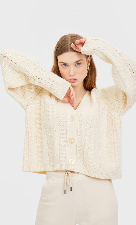 Las chaquetas están desbancando a los jerséis. Ya lo hicieron hace años y han vuelto este 2020 para recuperar su lugar. Por eso es nuestro básico favorito del momento y más si es de corte clásico como esta de Stradivarius que cuesta 25,99 euros.