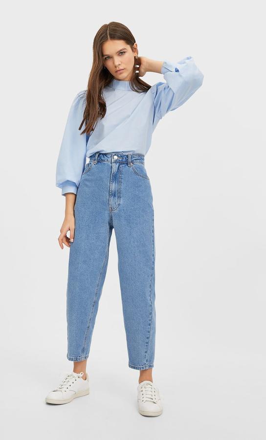 Estos vaqueros son de cintura alta y corte recto y sientan bien a todo tipo de cuerpo. Hay que tener unos en el armario. Cuestan 25,99 euros en Stradivarius.