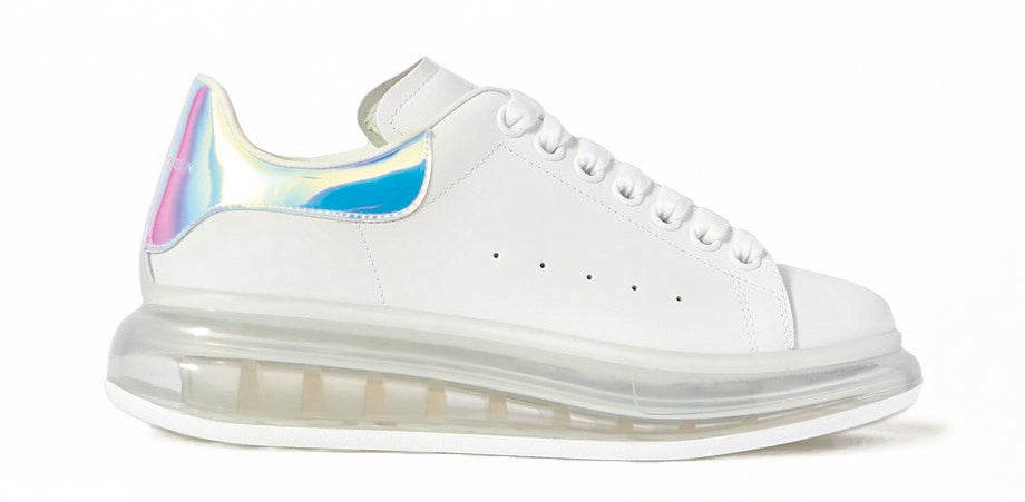 Diseño de cuero con talón iridiscente, de Alexander McQueen (450 €).