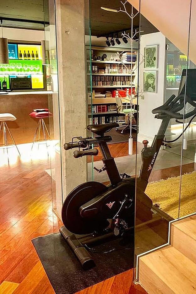 A la presentadora le gusta mantenerse en forma, y seguro que esta bicicleta le ayuda en sus entrenamientos.