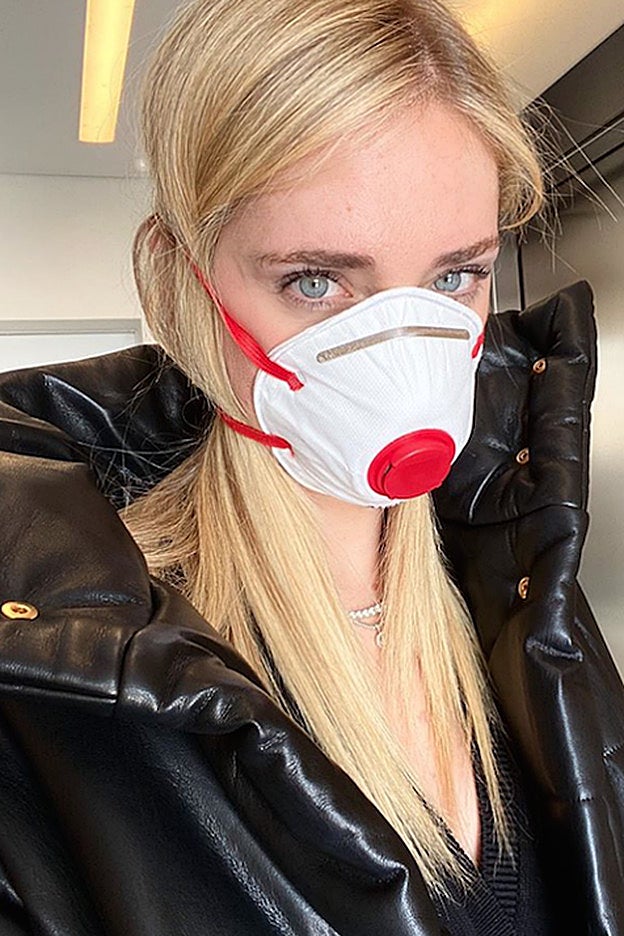 La influencer italiana Chiara Ferragni, con la inevitable máscarilla anti coronavirus.