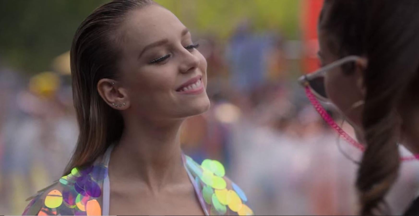 Ester Expósito, que interpreta a Carla en Élite, luce en la tercera temporada maquillajes como este. Un look protagonizado por un eyeliner plateado que ilumina su mirada y que va acompañado de una potente máscara de pestañas.