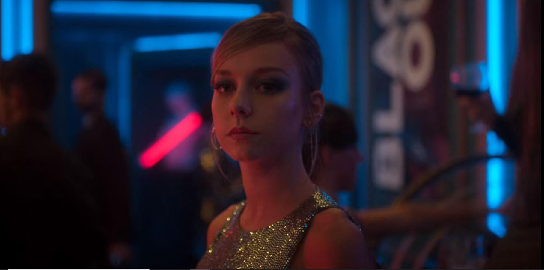 En otro capítulo, Ester vuelve a potenciar su mirada con el ojo ahumado oscuro, al que añade un punto blanco en el lagrimal para iluminarla.