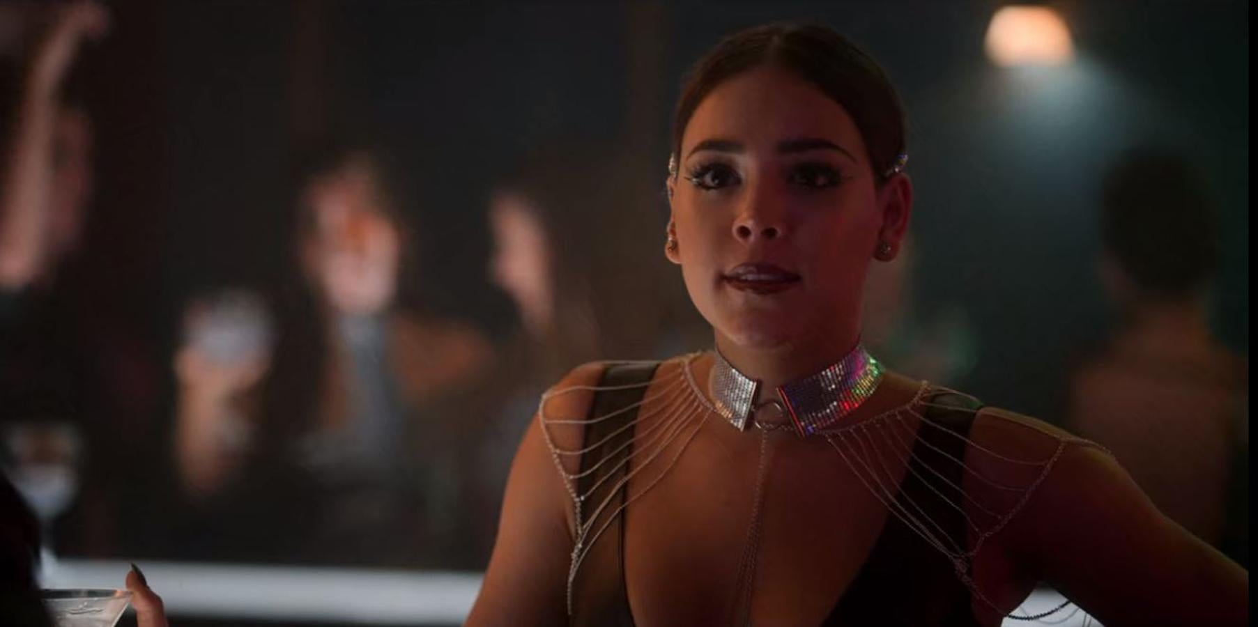 Para este capítulo, Danna Paola es carcaterizada con un maquillaje que saca su versión más dura. Un eyeliner alargado y muy marcado se lleva todo el protagonismo ya que va adornado con glitter plateado al final. Además, añade un labial granate oscuro que lo intensifica.