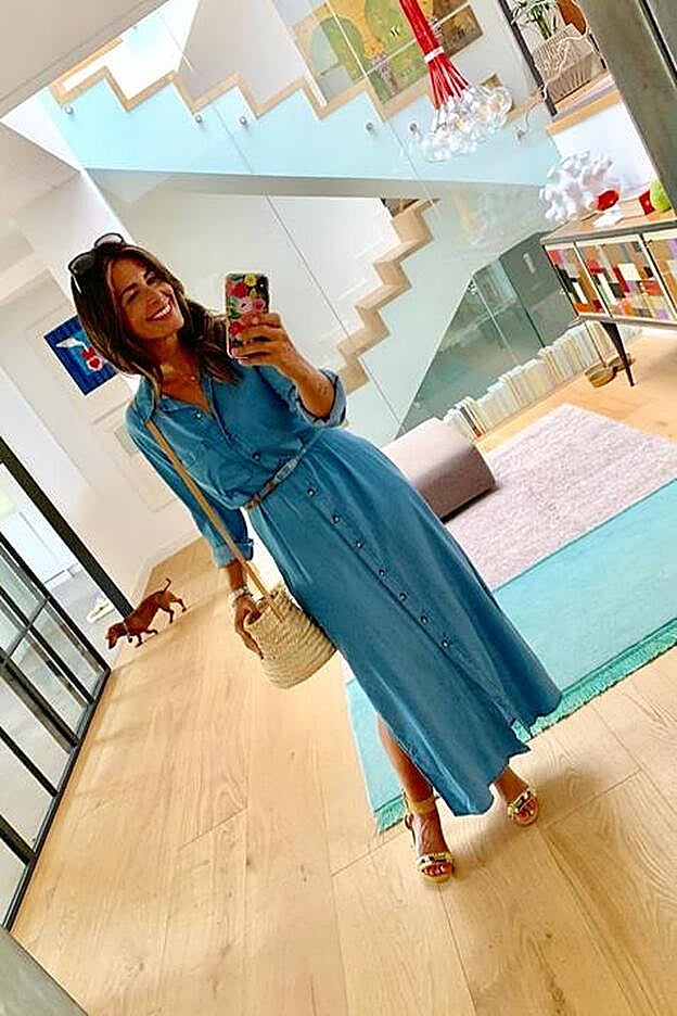 Amplia, luminosa y cargada de detalles. Así es la entrada a la casa de Nuria Roca.