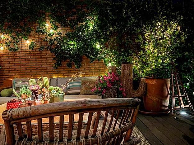 Decorado al detalle y muy bien iluminado, el jardín de la casa de Nuria Roca es espectacular.