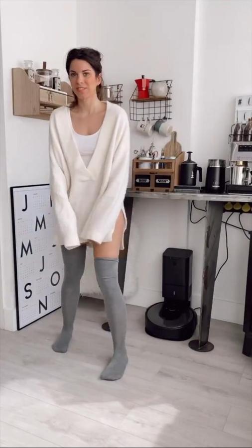 ¿Buscando opciones sexys? Muy fácil. Un jersey de punto largo y ancho al que le puedes añadir unos calcetines largos. ¡Ideaza!