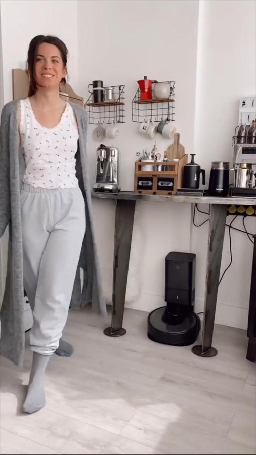 Si eres de las que tienes un cárdigan de punto largo que tanto se ha puesto de moda, puedes hacer como Marta y combinarlo con tus pantalones de chándal y una camiseta de tirantes.