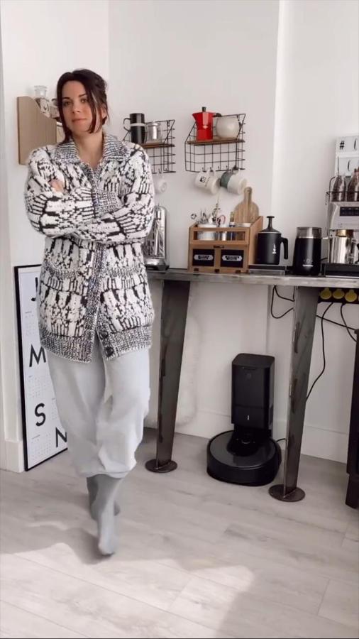 Si tu cárdigan no es tan largo, pero sí tienes uno más corto como este, Marta demuestra que también es una opción para añadir a tus pantalones cómodos.