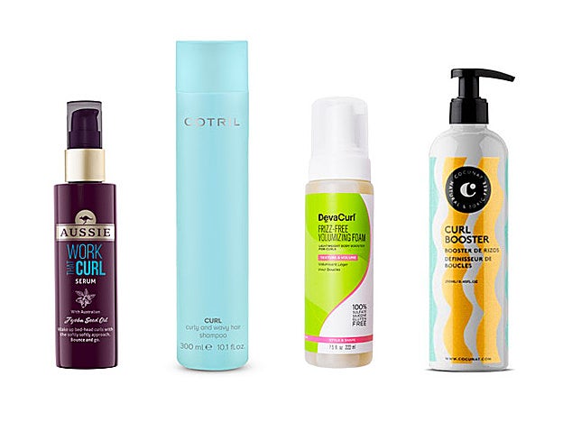 Work that Curl de Aussie (8,70 €). Curly And Wavt Hair Shampoo de Cotril (16 €). Frizz-Free Volumizing Foam de DevaCurl (28,95 €, en Sephora). Curl Booter de Cocunat (19,95 €,