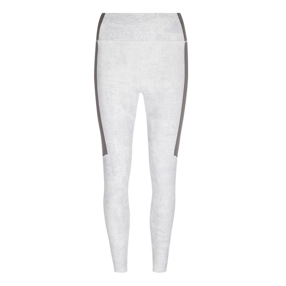 Para completar el conjunto, leggings blancos realizados también con material reciclado. De Primark. (12 euros).