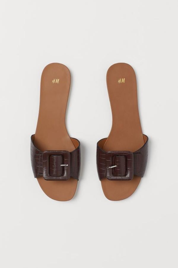 Efecto cocodrilo y hebilla forrada a tono para estas sandalias planas de H&M tan bonitas como sencillas. Cuestan 19,99 euros, solo se venden en la web y están disponibles entre los números 35 y 42.