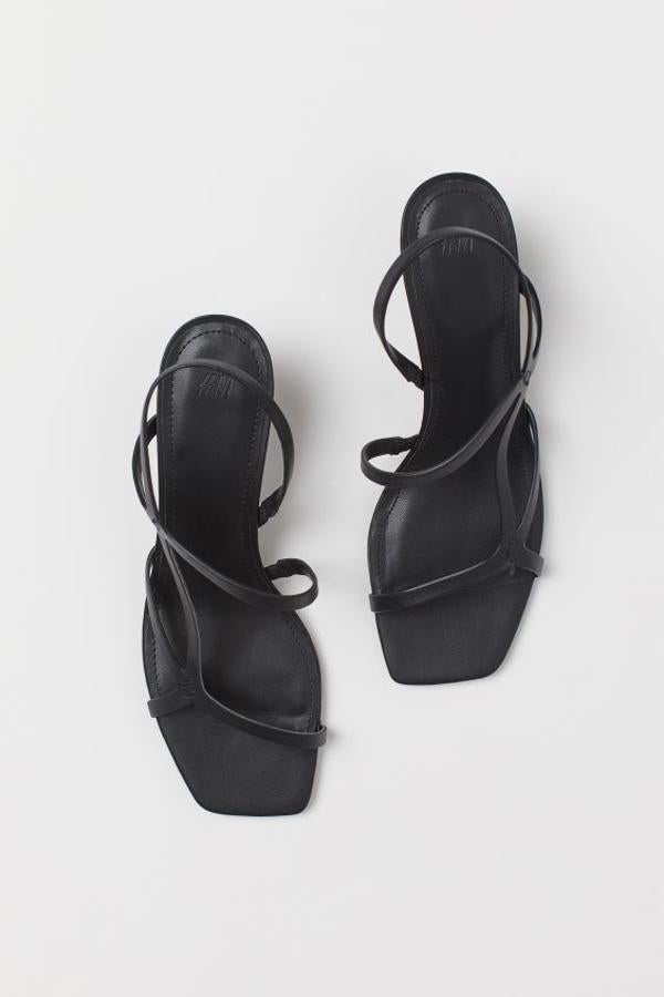En H&M también apuestan por la punta cuadrada con estas sandalias de tiras finas en color negro. El tacón mide 5,5 centímetros, también están disponibles en blanco y en plateado y cuestan 24,99 euros. En color negro puedes encontrarlas entre los números 35 y 42.