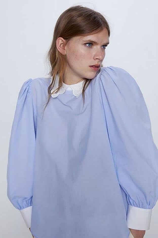 Una blusa salida del armario victoriano, con el cuello bebé y los puños blancos.