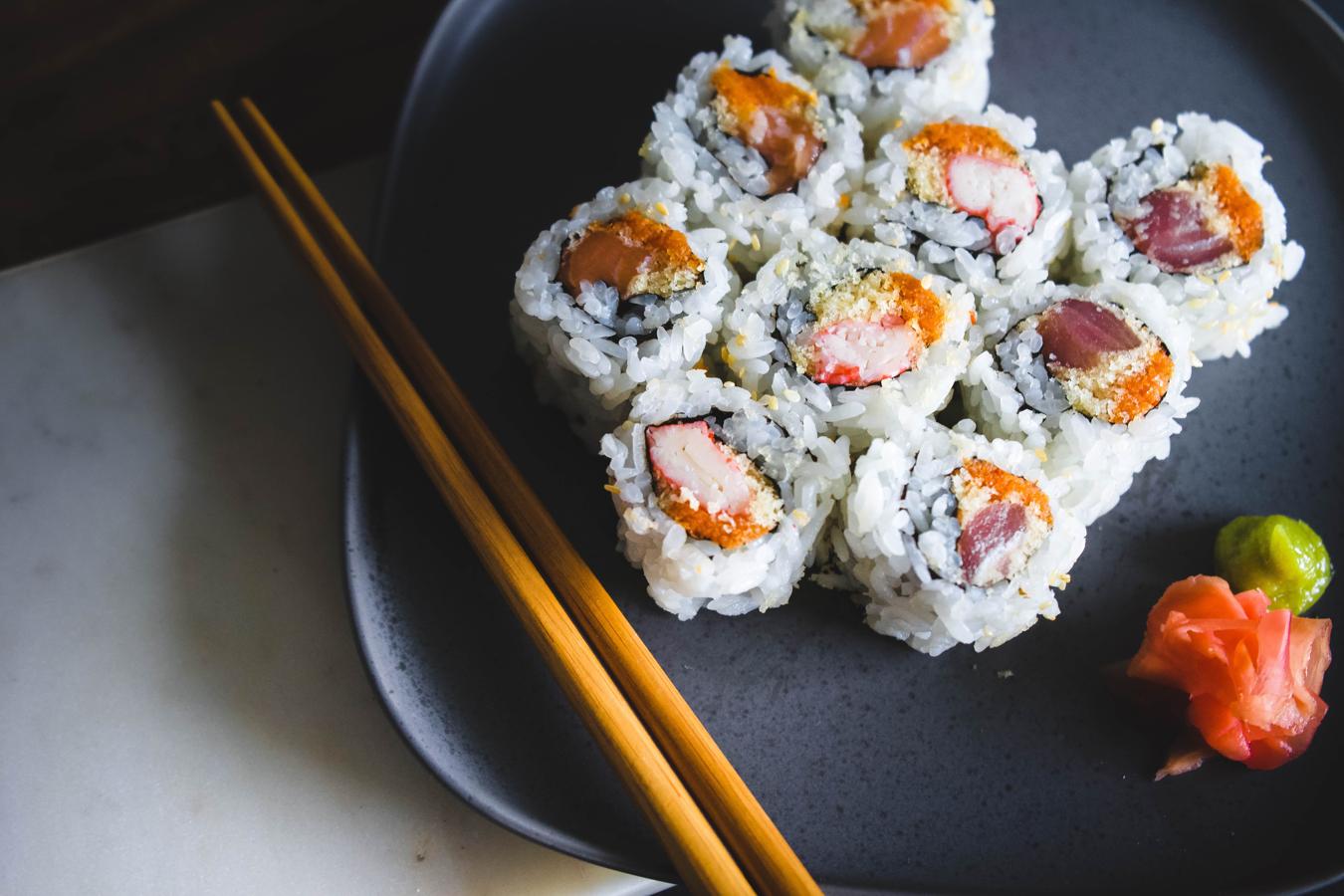 Recuerda que esta deliciosa receta japonesa no solo lleva pescado y algas, sindo también arroz que tiene muchísimo almidón (tanto si es integral como si no) y, por lo tanto, una concentración muy alta de hidratos de carbono. Y en este momento, en el que lo que nos interesa es mejorar en las cenas nuestro perfil de tejido graso, acompañar nuestros platos con arroz (o convertirlo en plato único), no es la mejor opción.