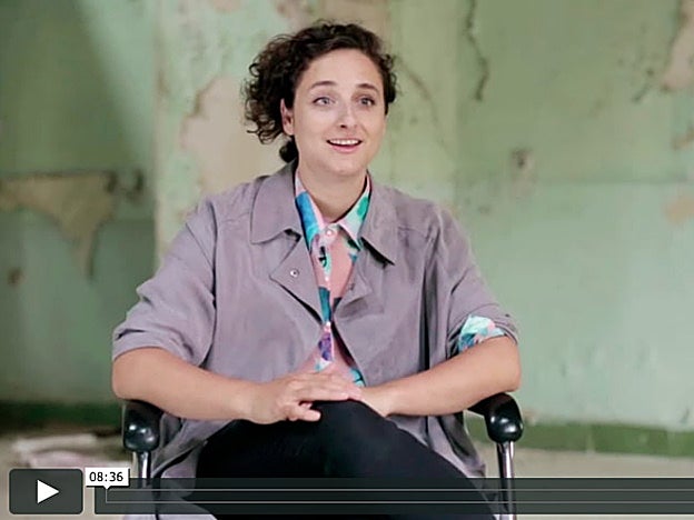 Un momento de la entrevista en vídeo de "Oral Memories" a la artista Teresa Solar.