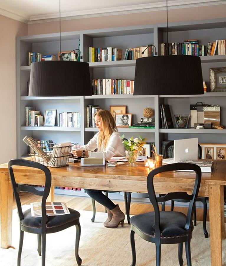 Si tu trabajo en casa va a ser algo temporada, la propia mesa de tu salón puede convertirse en una oficina ordenada y productiva por unos días.