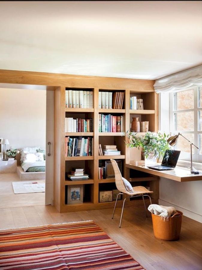 Esta es otra idea de como una parte del espacio de una habitación puede convertirse a la perfección en un despacho. Solo es necesaria la creatividad y un poco de orden.