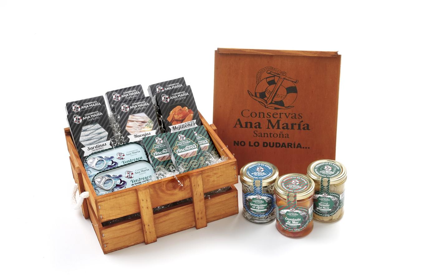 Con el nombre “Maletín Gourmet” es imposible fallar. Conservas Ana María propone para regalar un lote de productos Premium de la mejor calidad compuesto por anchoas de Santoña, mejillones, ventresca, navajas… presentado en una caja de madera reutilizable. Si tu padre es un foodie empedernido es el regalo perfecto. (69€)