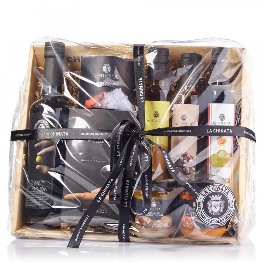 La Chinata tiene los regalos perfectos para gastro lovers. Te proponemos la cesta gourmet que es completísima y con la que acertarás seguro. Aceite de oliva virgen extra, picos con aceite de oliva, crema de boletus, crema de pimientos y berenjenas, condimentos, sal en escamas con chilli, vinagre de jerez… ¿quién da más? Se nos hace la boca agua. (34,35€)