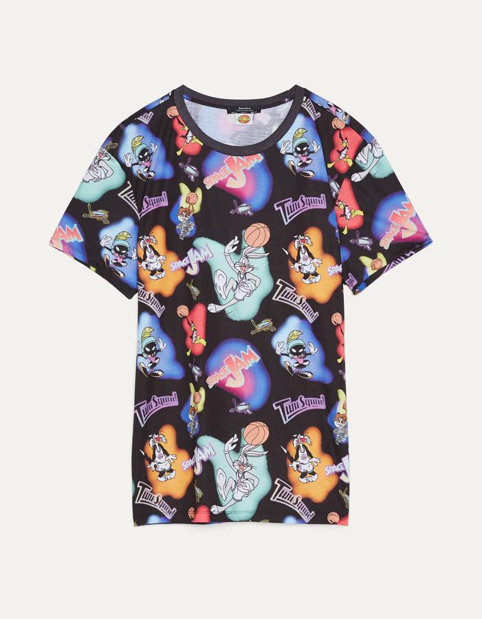 CAmiseta de manga corta negra estampada (15,99 euros).