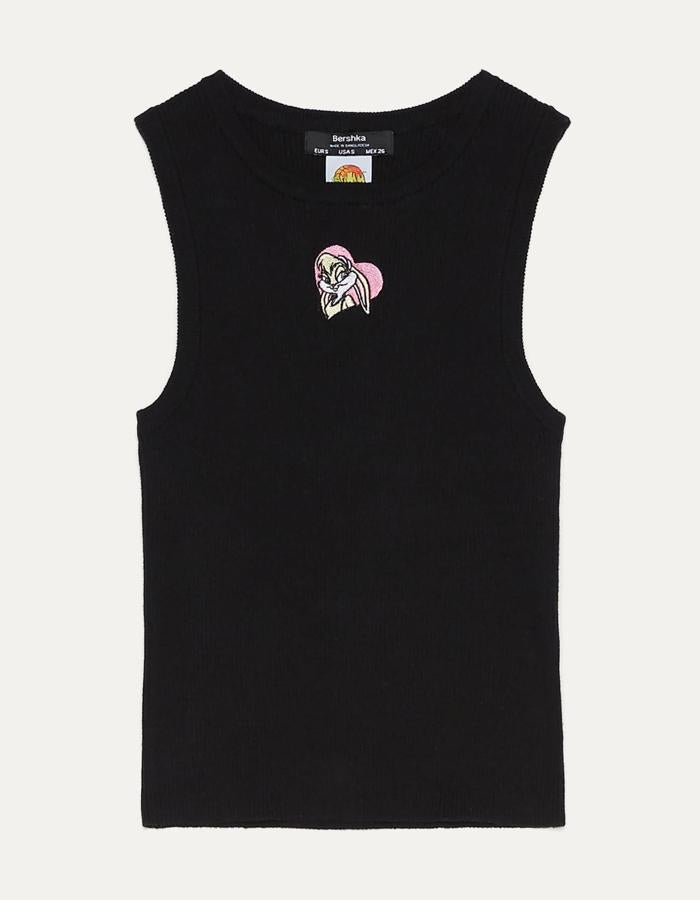 Camiseta de canalé con manga sisa en color negro (12,99 euros).