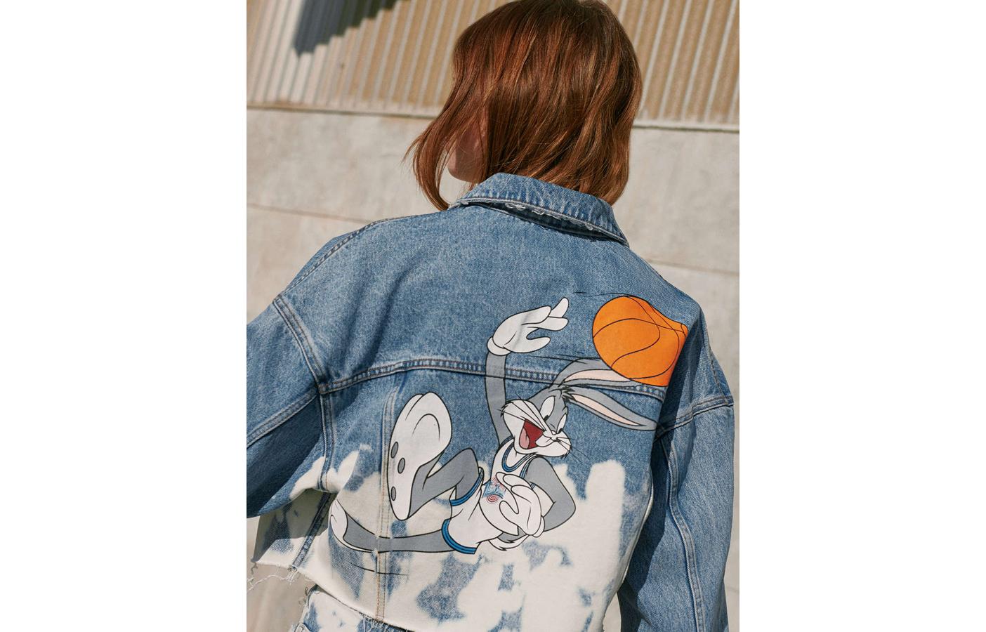 Cazadora vaquera cropped con estampado en la espalda (45,99 euros).