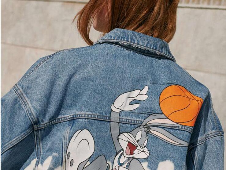 Fotos: De la cazadora vaquera al top deportivo: así es la colección de Space Jam de Bershka que se ha hecho viral
