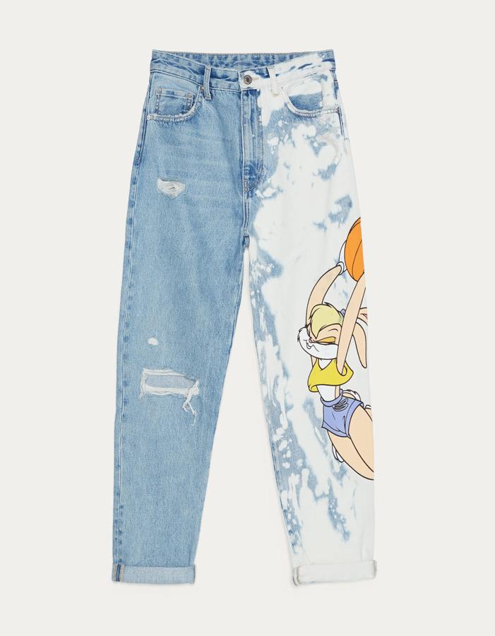 Pantalones vaqueros de corte baloon fit con rotos y estampado en una pernera (39,99 euros).