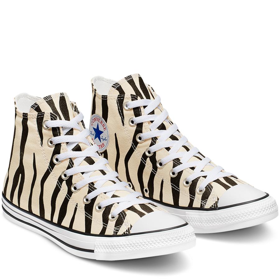 Estampado de cebra para estas botas de aire ochentero ideales para los looks en colores básicos, así como cualquier traje negro.  Cuestan 70 euros  y están disponibles entre los números 35 y 48.