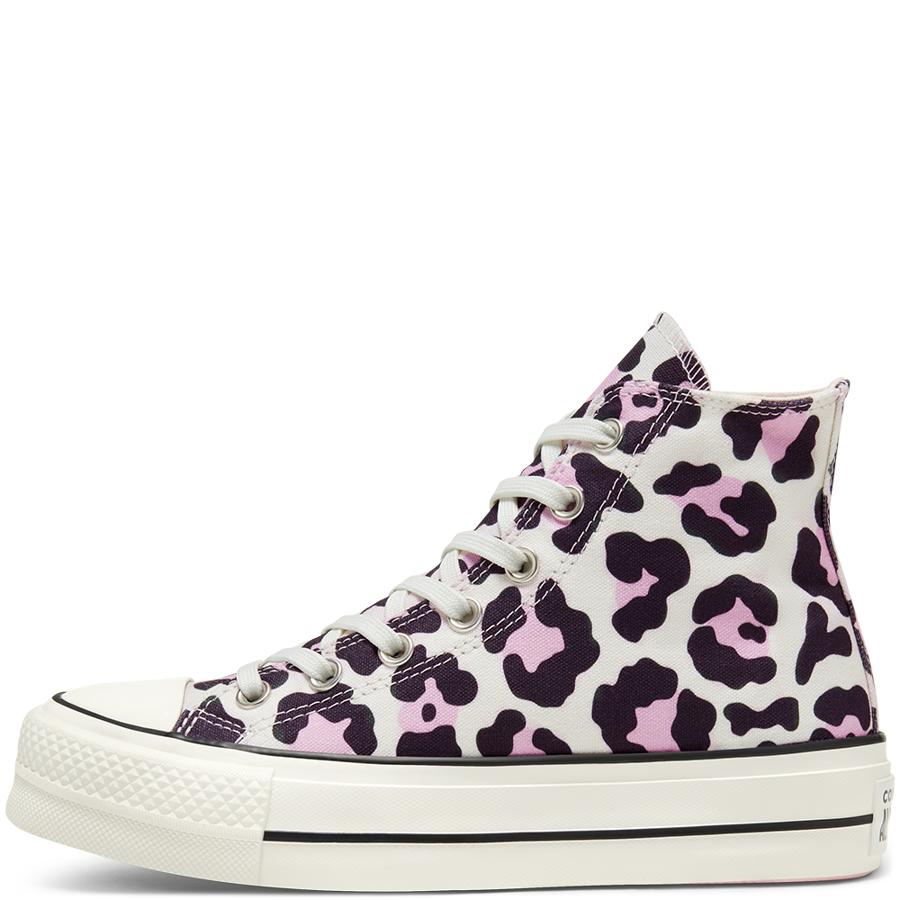 Con fondo blanco y manchas de leopardo en rosa y negro, estas Chuck con diseño apilado  cuestan 90 euros  y están disponibles entre los números 35 y 42,5.