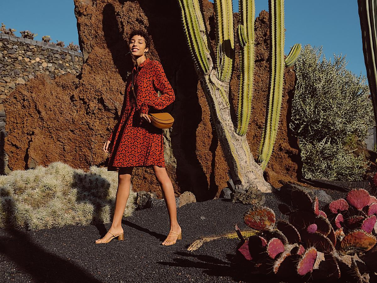 Minivestido de flores estilo camisero en color rejo y negro que puedes comprar  aquí .