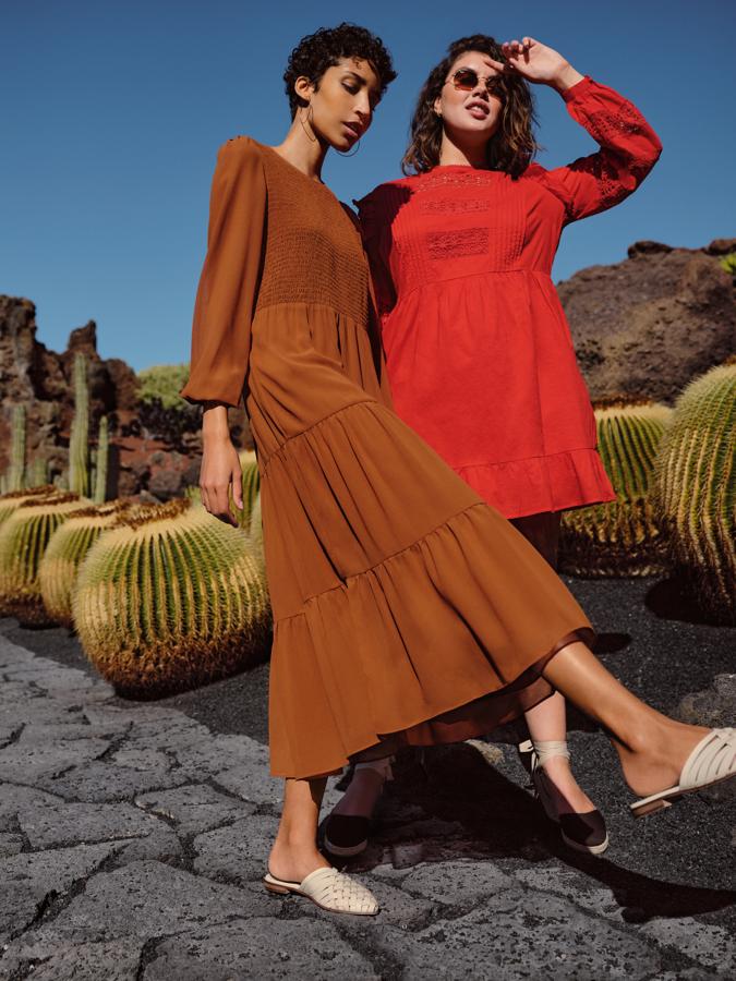 Vestido largo con falda de volantes y cuerpo fruncido en color camel que puedes comprar  aquí  y vestido mini rojo de manga larga.