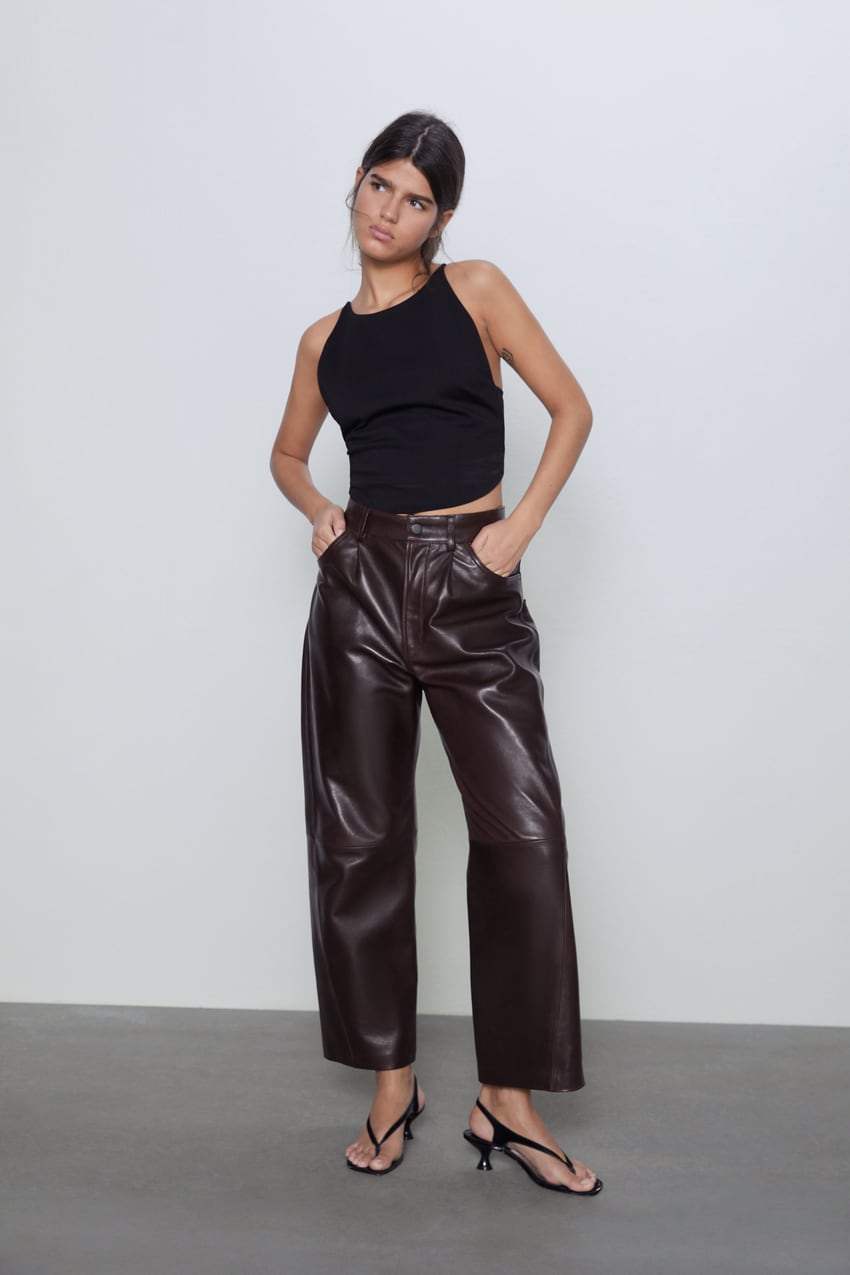 Cropped top con cuello halter disponible en negro y en otros dos colores. (9,995 euros). Un básico de armario atemporal al que sacar partido cada año.