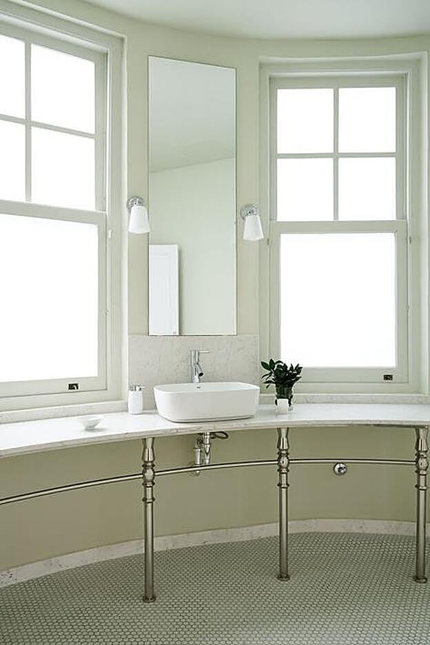 El aseo, basado en los del Hotel Room Mate Filippo de Roma, obra del diseñador, que conserva un claro estilo años 20, y mantiene las carpinterías originales de la casa.