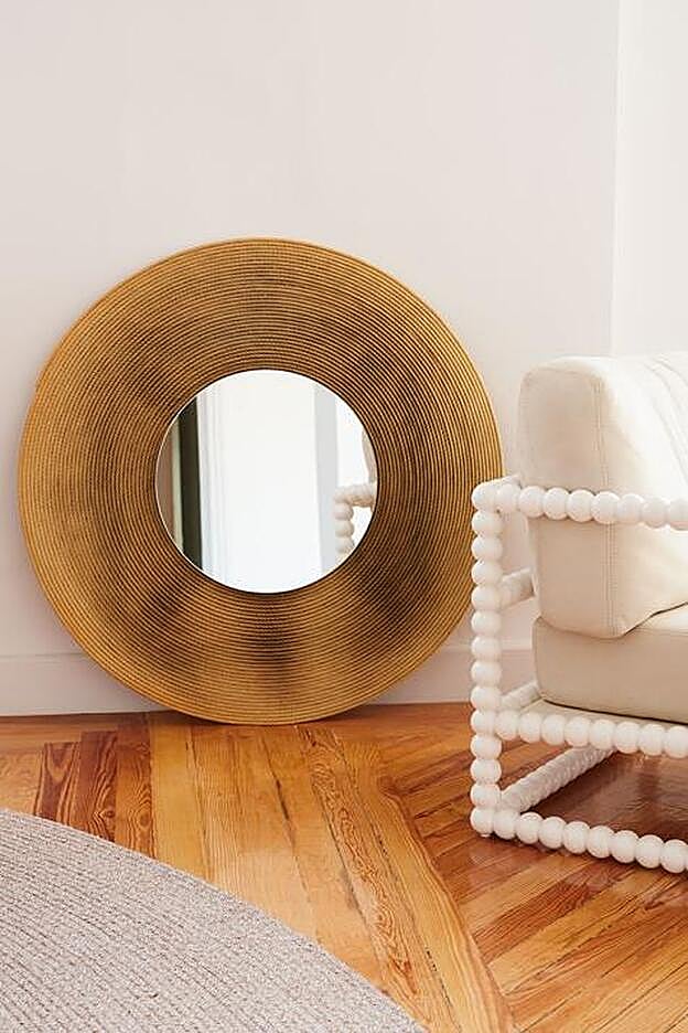 Espejo y sillón de brazos diseño del interiorista.