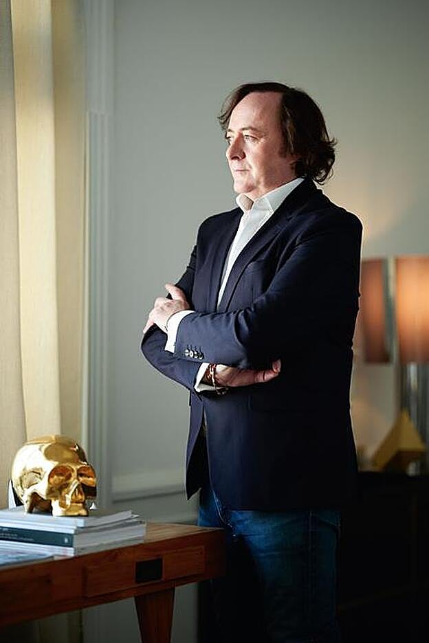 Retrato del interiorista, que ha llenado su espacio de trabajo con muchas de las piezas elaboradas para sus proyectos hoteleros.