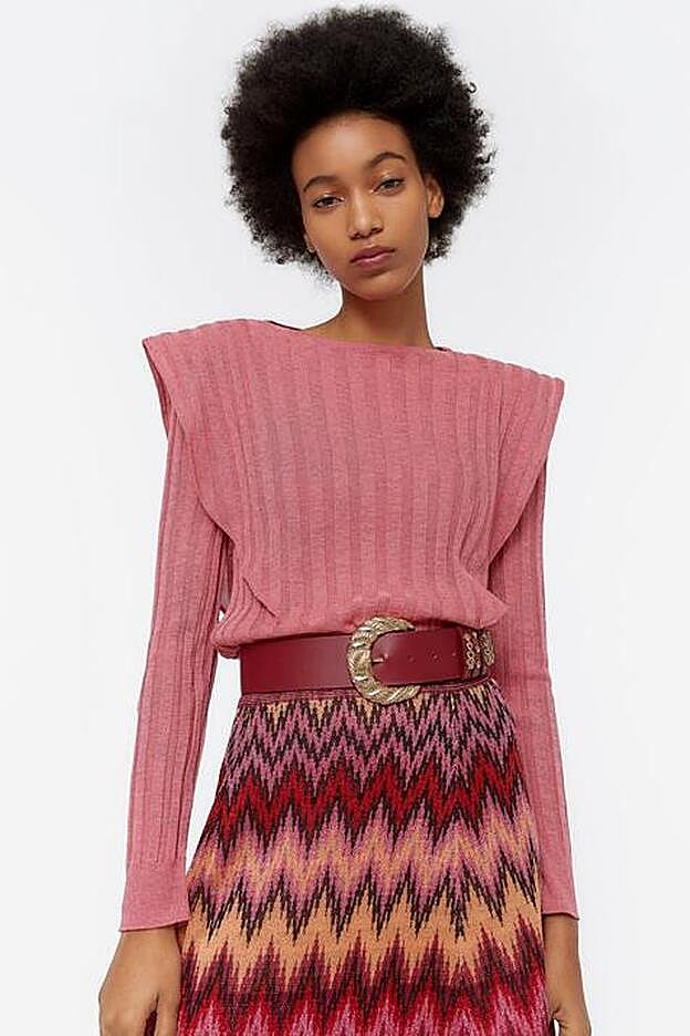 Fantástico jersey con unos hombros marcados con volumen espectaculares.