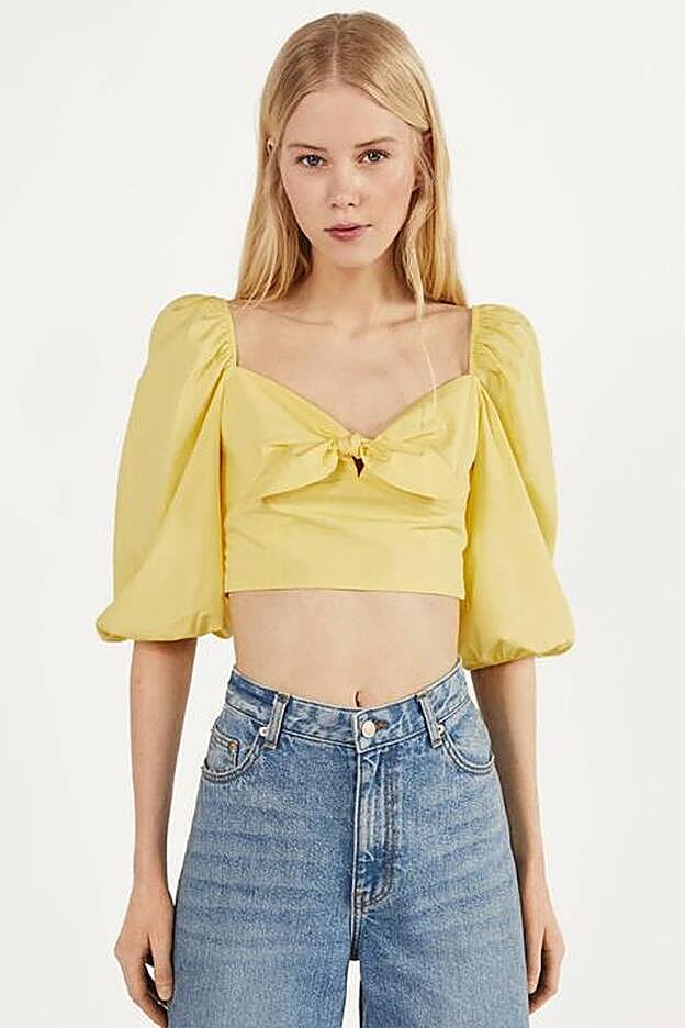 Blusa con lazo para las fans del romanticismo, de Bershka.
