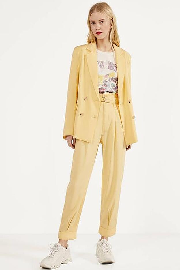 El inevitable traje amarillo, el más vitaminado que puedes conseguir en el low cost.