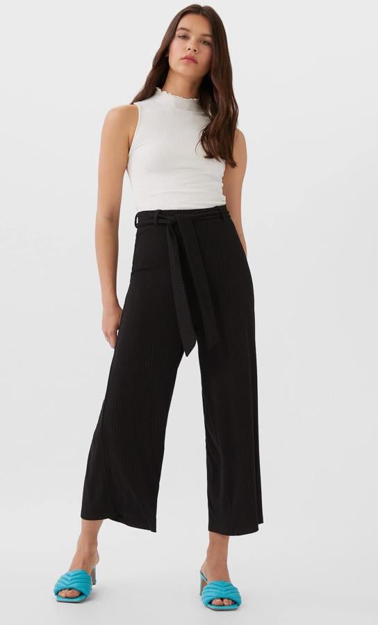 Uno de tus imprescindibles para esta primavera va a ser este pantalón culotte de punto negro de Stradivarius, también disponible en color verde. De tela efecto plisado y con un cinturón, puedes encontrarlo desde en las tallas XS, S, M y L por 15,99 euros.