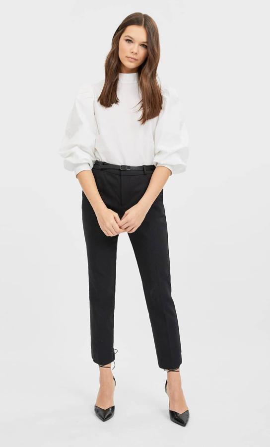 En Stradivarius puedes encontrar este pantalón negro de vestir de tiro alto con detalle de cinturón fino. Cuesta 19,99 euros y está disponible desde la talla 32 a la 44. También lo tienen en otros colores como marino, camel oscuro, piedra y blanco.