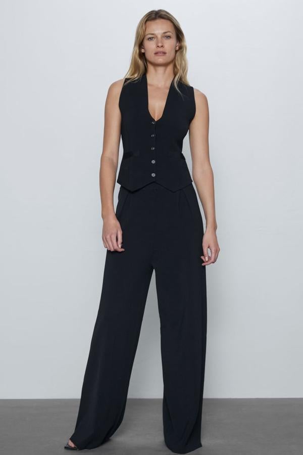 En tu armario no puede faltar un pantalón de punto de tiro alto como este de Zara. Con cintura elástica y detalle de pinzas en la parte delantera, este pantalón ancho será uno de tus imprescindibles. Cuesta 29,95 euros y disponible en la talla S, M y L.