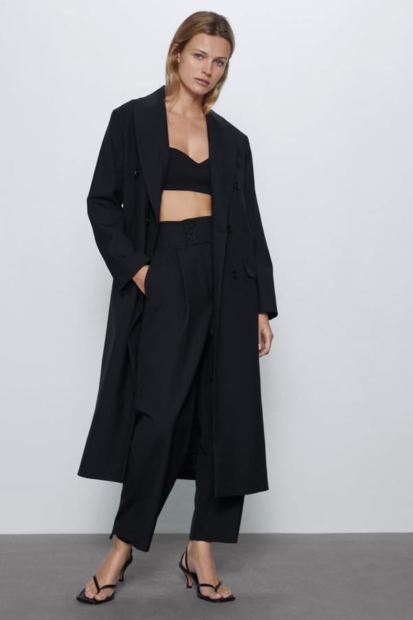 Estamos seguras de que este pantalón de tiro alto de Zara se agotará pronto. Con bolsillos laterales y vivo en la espalda, este diseño que cuesta 39,95 tiene pinzas en la parte delantera y se cierra con cremallera y botones. Lo encontrarás desde la talla XS a la XXL.