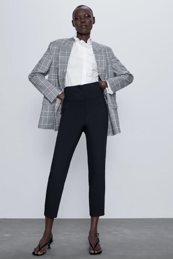 Este pantalón negro de Zara de tiro alto cuesta 29,95 euros y se convertirá en uno de tus mejores aliado. Una simple camiseta blanca será suficiente para darle todo el protagonismo y conseguir un look de diez. Cuenta con falsos bolsillos delanteros y un cierre con cremallera, oculta por la solapa. Disponible en la talla XS, S, M, L y XL.