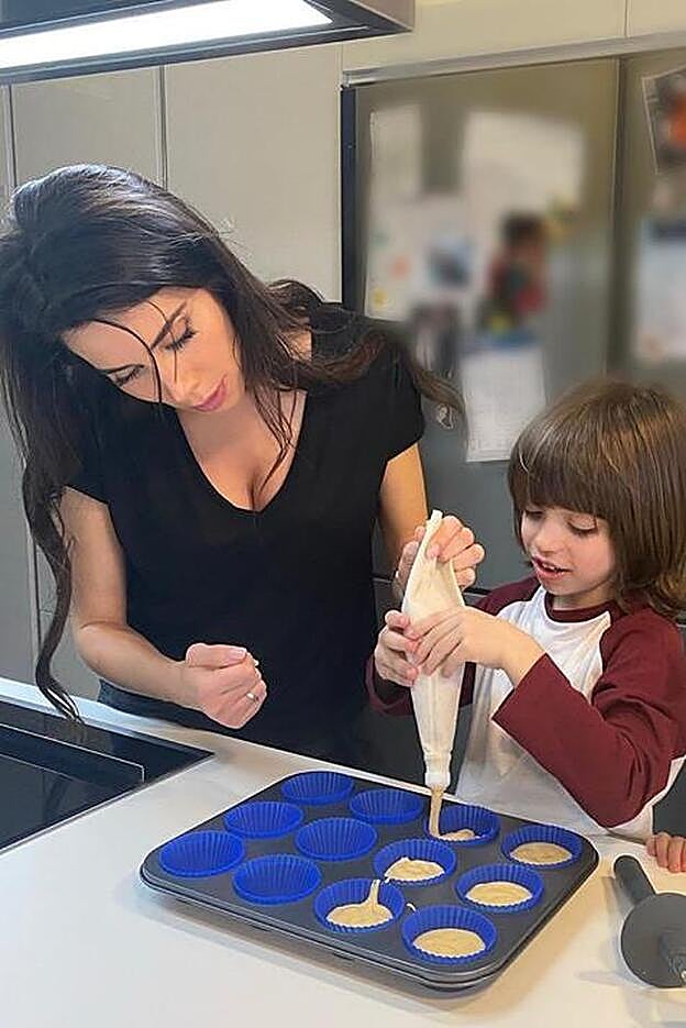 La presentadora preparó junto a sus hijos unas ricas magdalenas. @pilarrubio_oficial