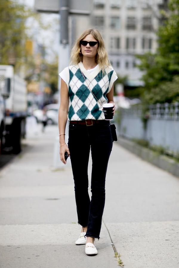 El chaleco de punto es una de esas prendas que hemos llevado en invierno y vamos a seguir llevando en primavera. Y en todas sus versiones, desde la clásica de rombos y cuadros, hasta las más románticas. Un simple vaquero negro y un mocasín, como se ve en la foto, te hará lograr un look sobresaliente.