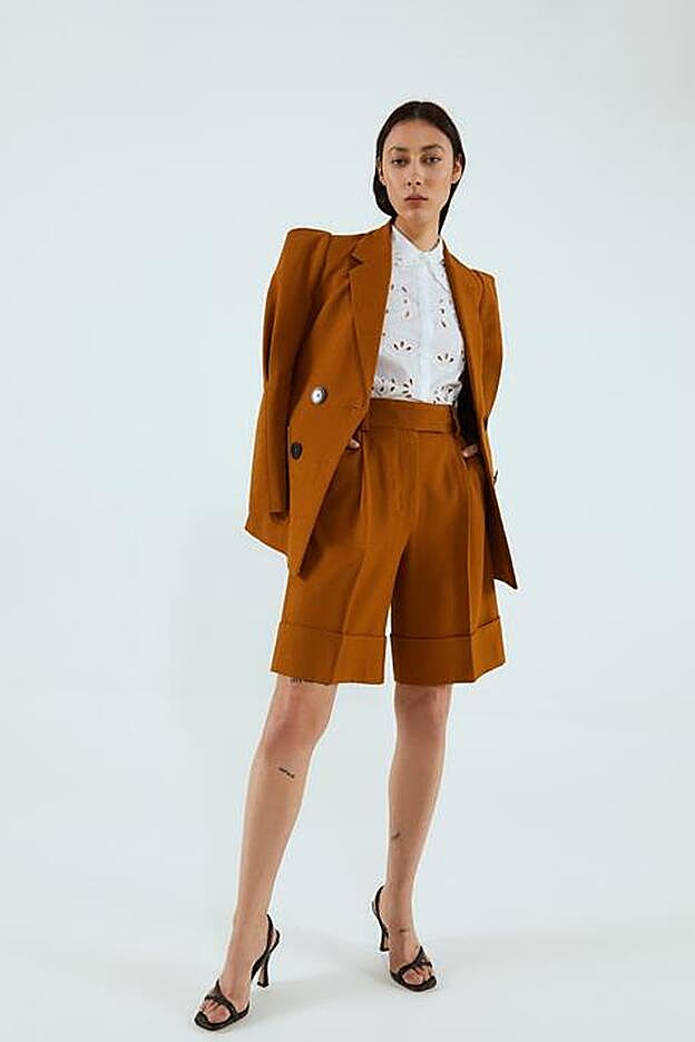 EL traje con bermudas más efectivo que hemos visto en el low cost es de Sfera.